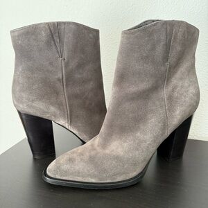 EUC VINCE Erving Charcoal Gray Suede Ankle Bootie Pointed Toe